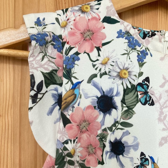 Structured floral dress with flutter cap sleeves - Picture 2 of 9